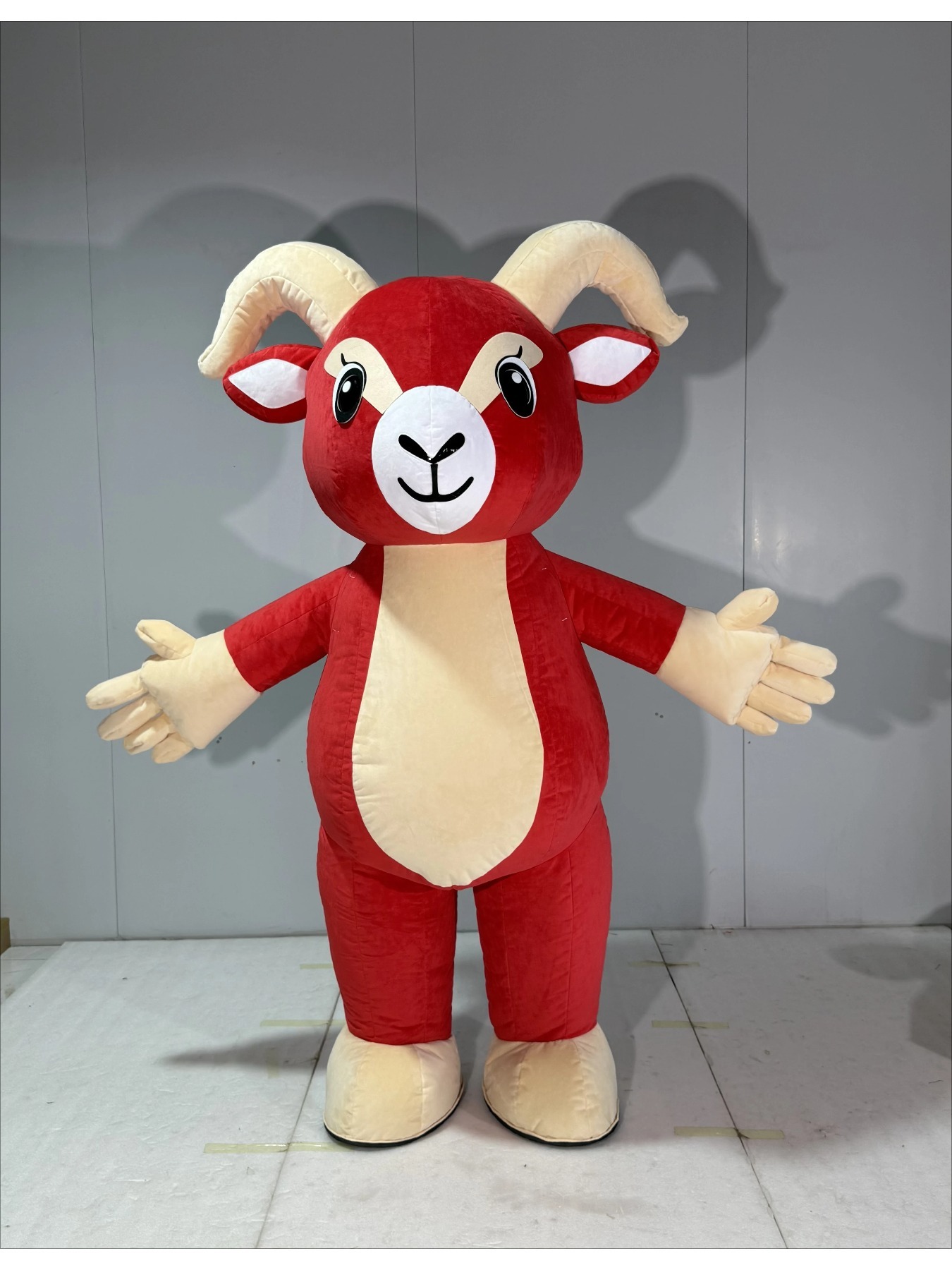 Opblaasbaar rood geitenmascott - Suits recensie en prijs