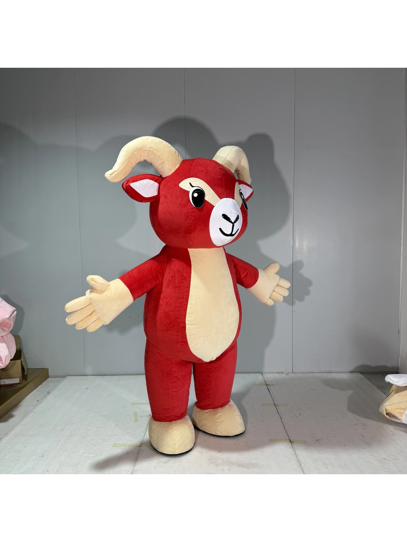 Opblaasbaar rood geitenmascott - Suits recensie en prijs